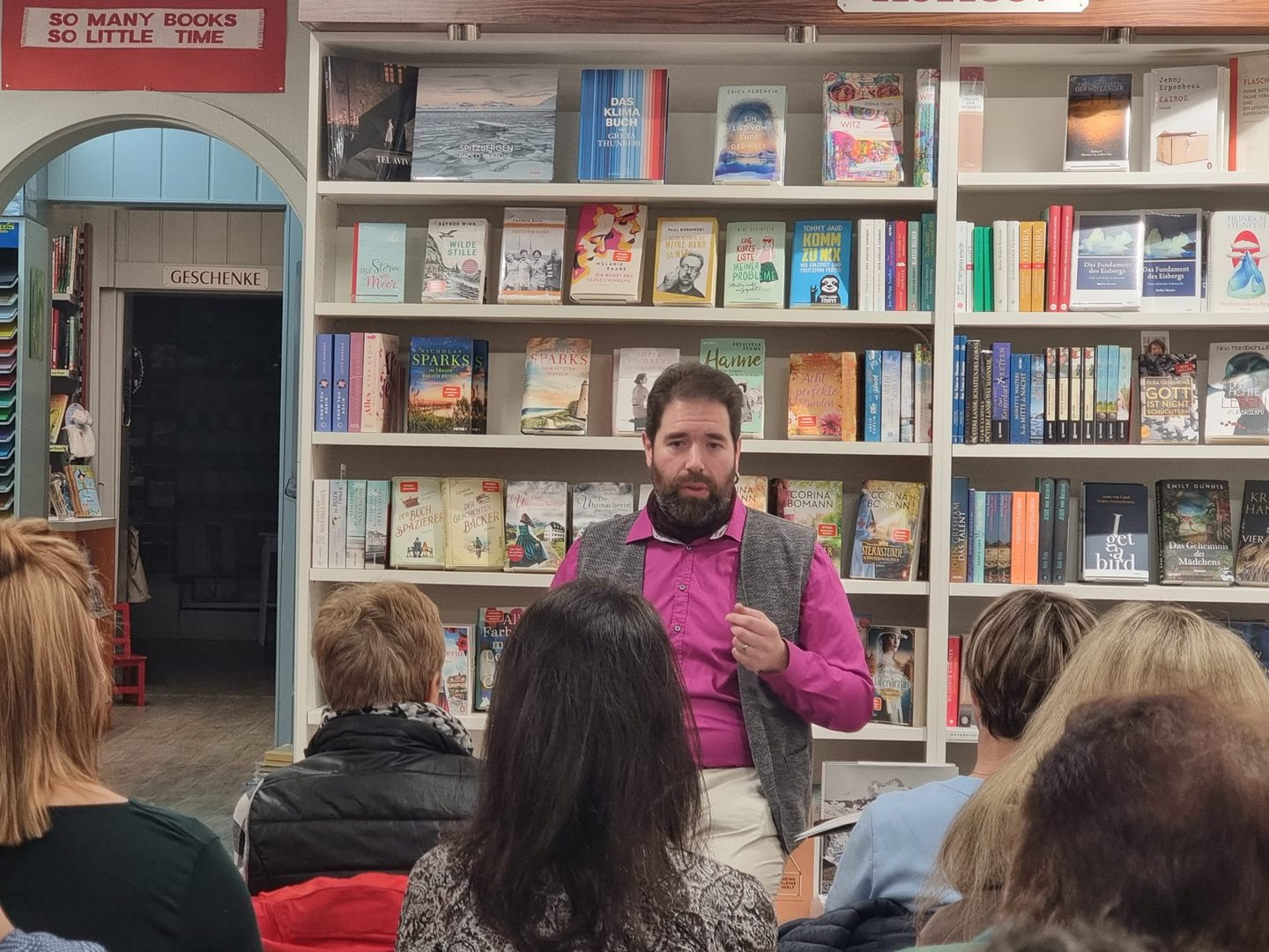Samuel Fischer spricht bei einem Gesprächskreis in der Buchhandlung Pfob in Burgau zu einer sitzenden Runde.